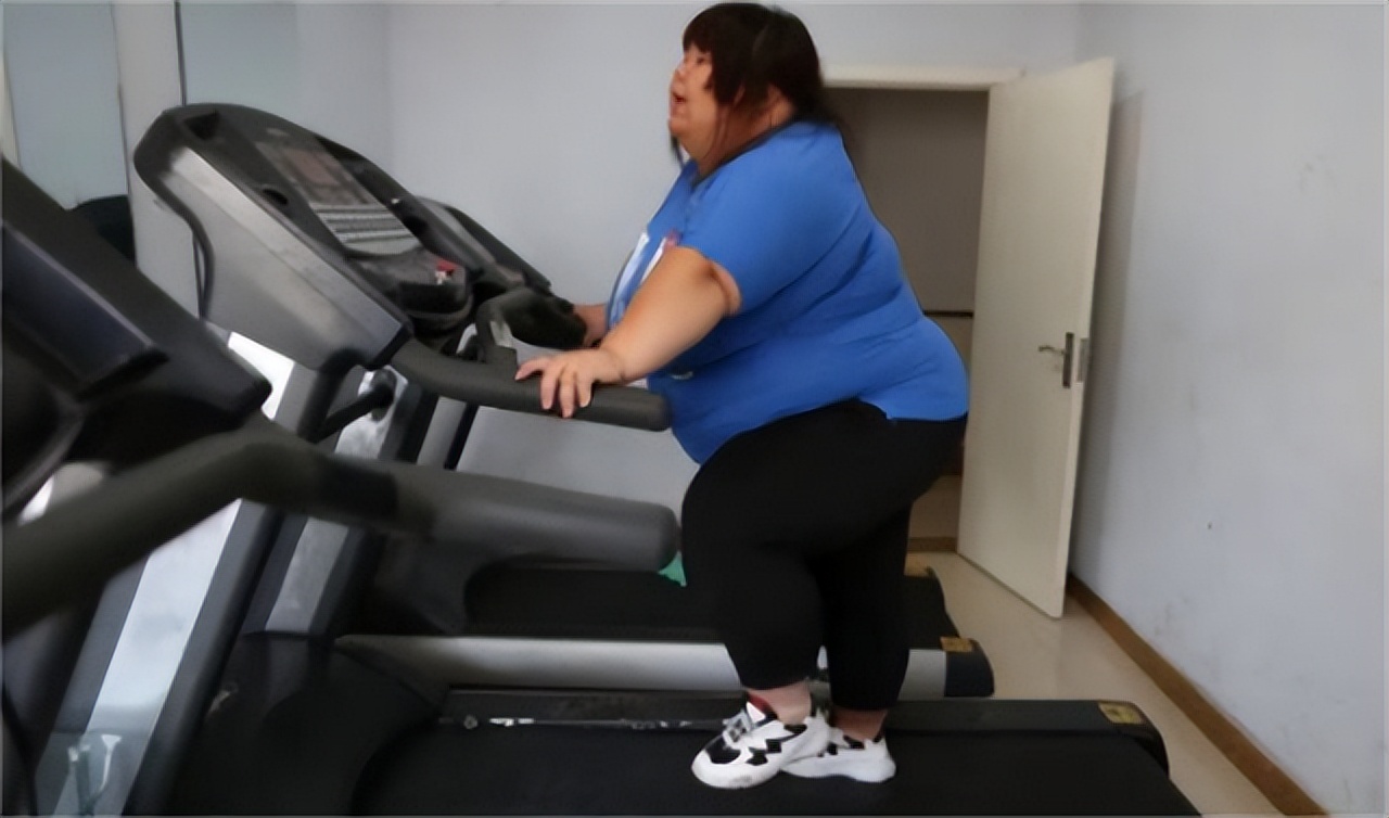 结婚3年校花被丈夫喂胖到332斤,当年校花被丈夫养胖三百多斤