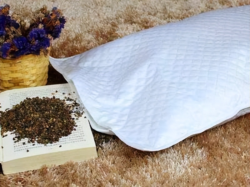 女子耳朵疼,女子耳朵痛痒难耐拆开枕头全是虫