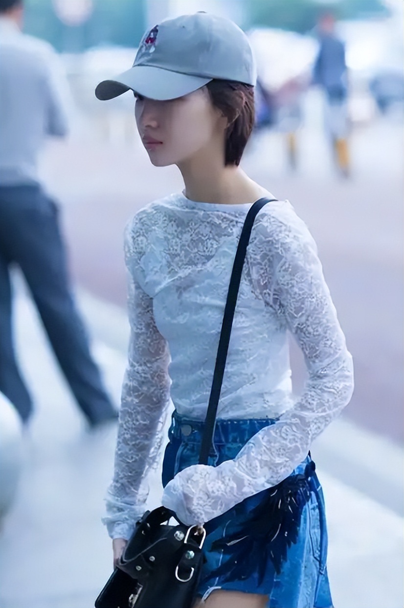 脖子青筋暴起、胸部瘦成排骨，这8位女明星的审美太畸形了