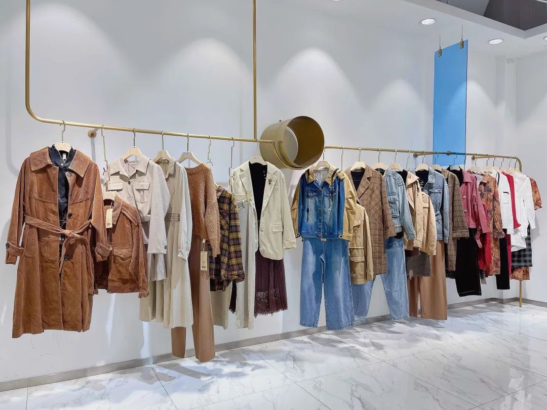 云上写生连衣裙新款,云上写生长袖蕾丝领连衣裙