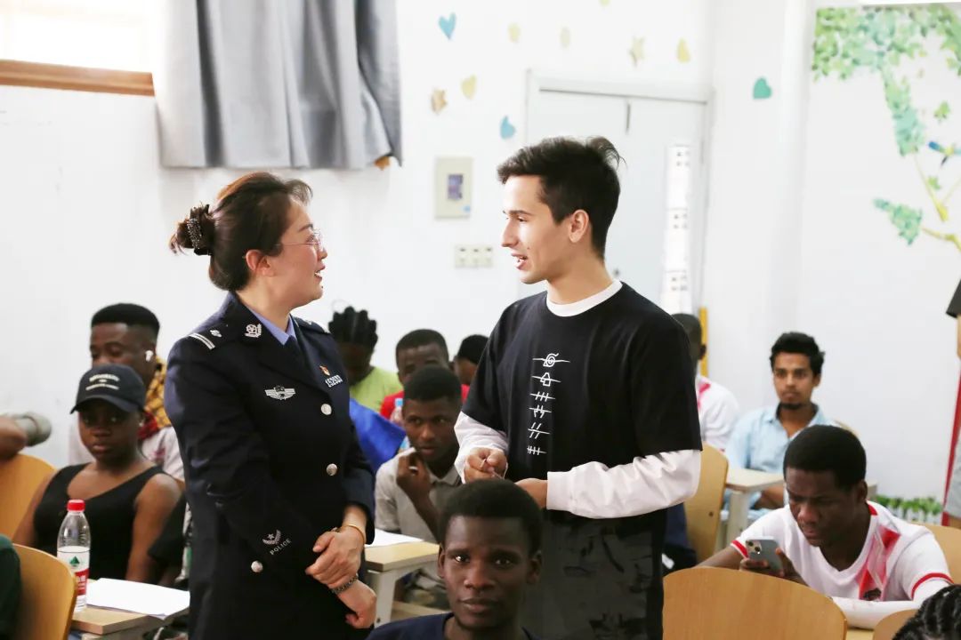 【外籍人才大走访临沂公安外事服务进高校】