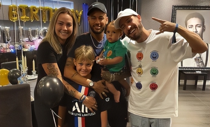 梅西获得金球奖c罗握手梅西,梅西工资卡给老婆