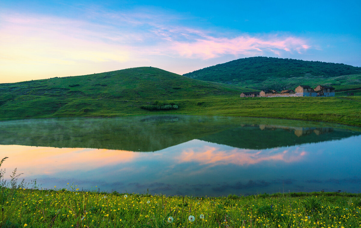 山*藏西**着个“小*疆新**”，花海湖泊草甸似仙境，不收费的满分避暑地