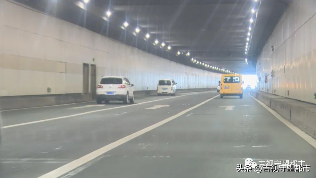 隧道内一边虚线一边实线怎么变道,隧道内实线两侧有虚线变道