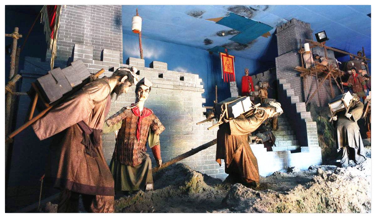 中国历史上第一个皇帝，功绩显著，秦始皇为何被后人称为暴君？