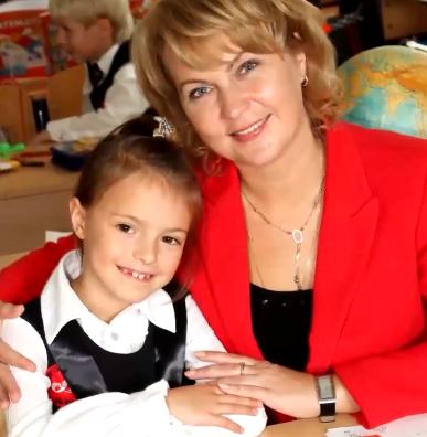 莎莎回家乡，人人都爱银牌！K宝收巨大花篮，千金童年萌照曝光