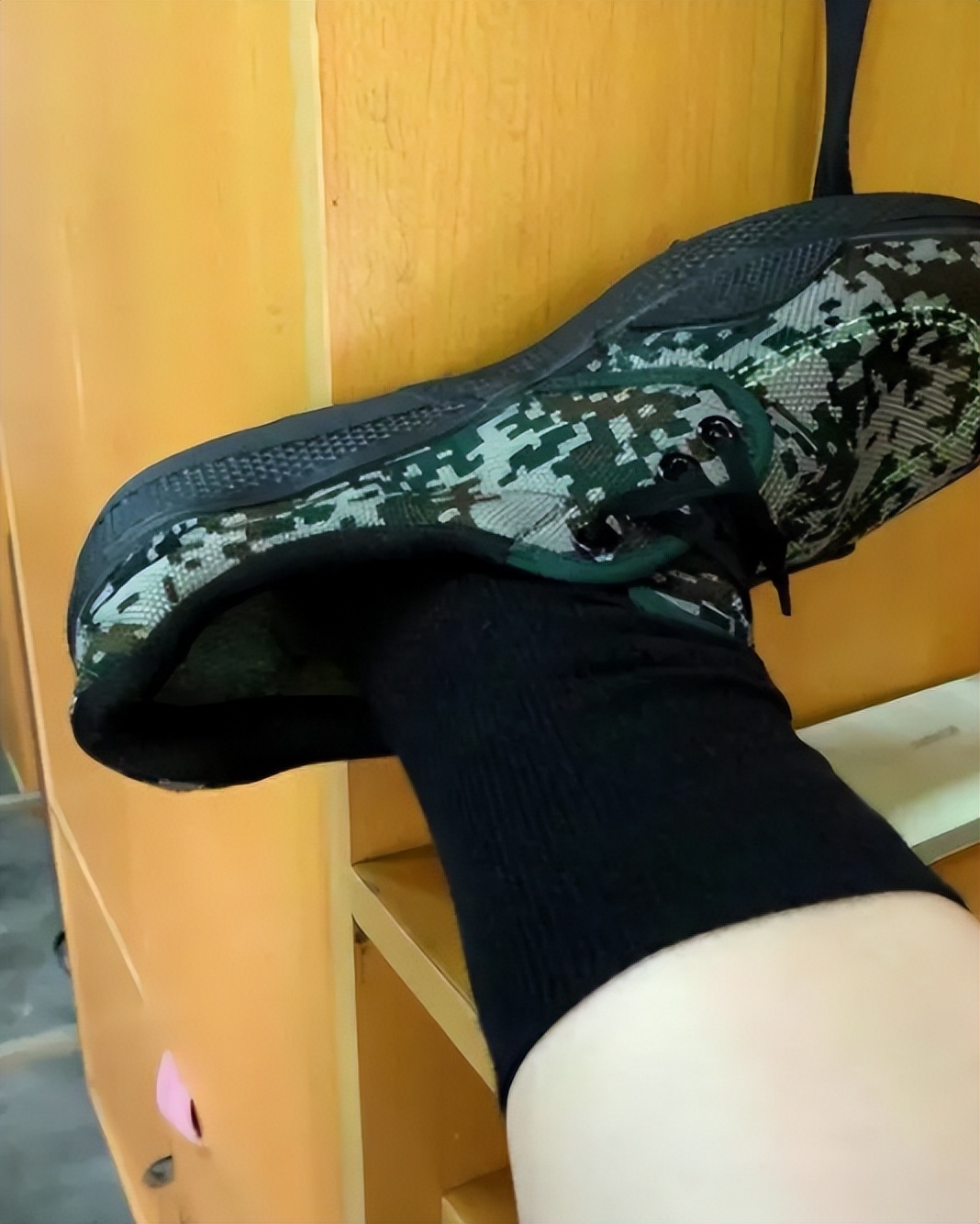 军训服质量太差，不仅透光还边走边掉，网友：衣服透明价格不透明