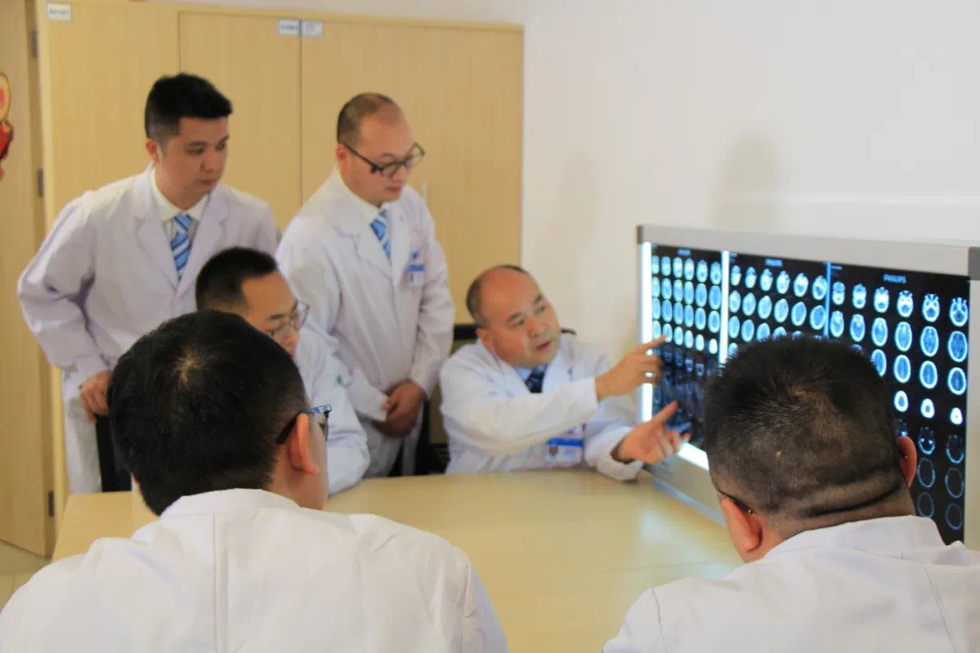 6月25日，首都医科大学三博脑科医院业务院长张宏伟教授来宜宾三医院开展神经外科手术