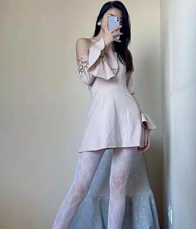 白丝渔网袜裙子搭配,古力娜扎穿的黑色渔网袜