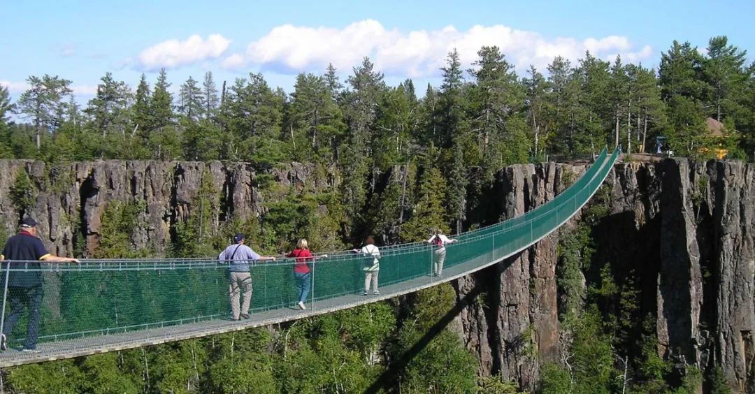 中国最美的十座斜拉式吊桥,加拿大温哥华著名的桥