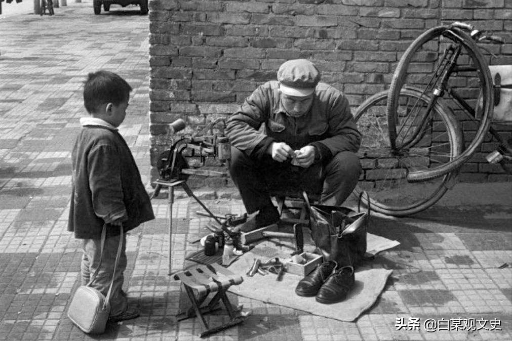 村民正在为死去的母亲办丧事，一群日伪军包围了院子，究竟为何？