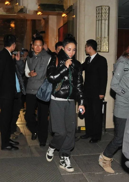 他被称时尚圈暗黑之王！神作爆红15年，侃爷以收藏他的桌子为傲？