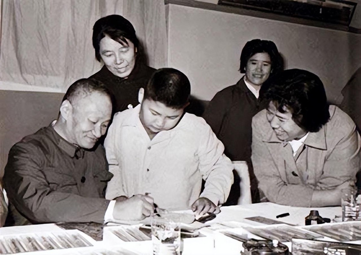 09年毛主席嫡孙替爷爷回浙江寻根，谁料看到族谱时，发现名人众多