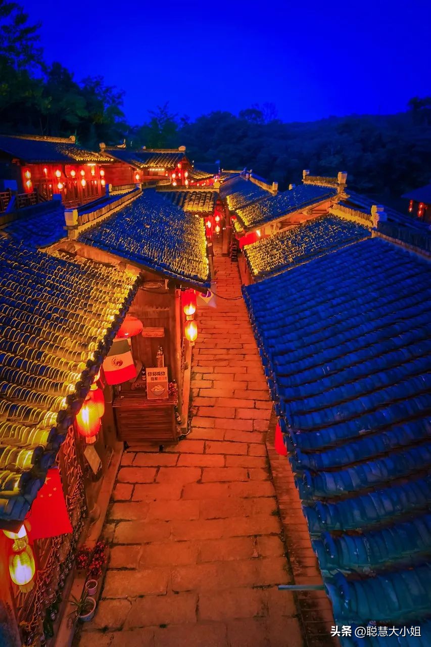 江苏镇江，比扬州安逸。这座有钱低调的小城，倦了就去小住几日