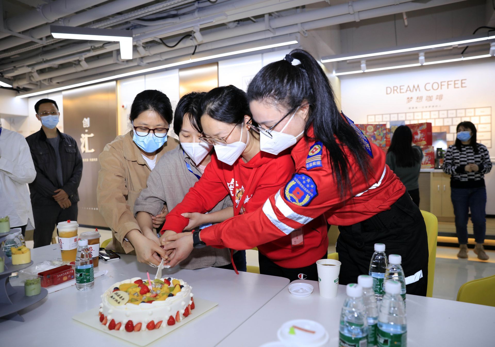 抗疫彰显了哪些中国精神,中国积极抗疫弘扬了什么精神