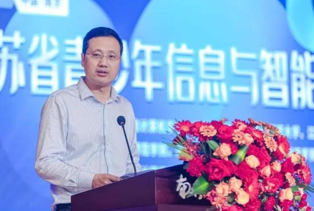 南京“电梯激吻门”持续发酵，美艳人妻“*裤底**”被扒得一干二净！