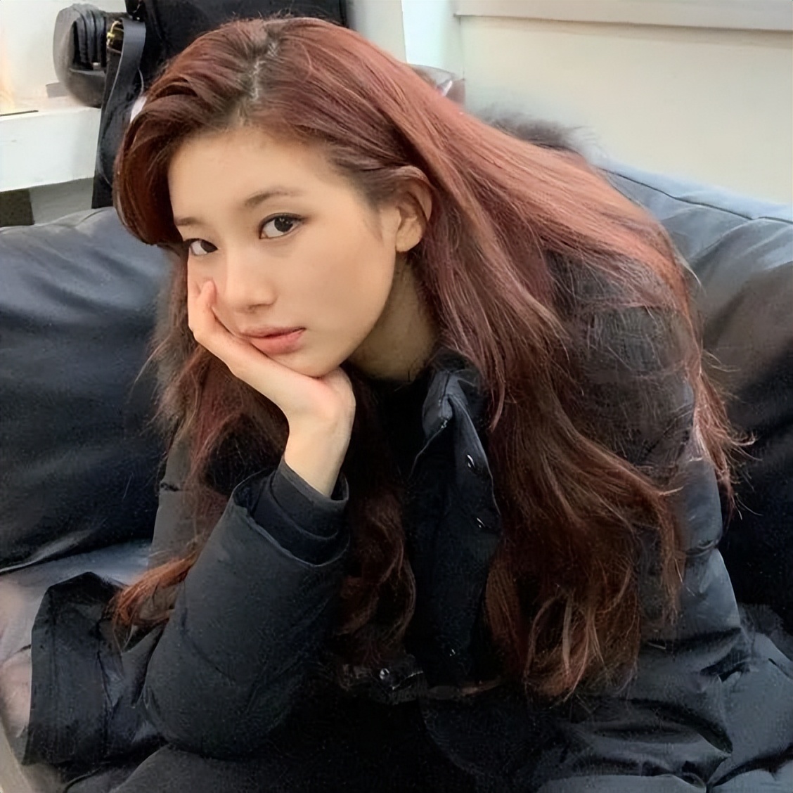 染完黑发以为很有气质,染红发颜值