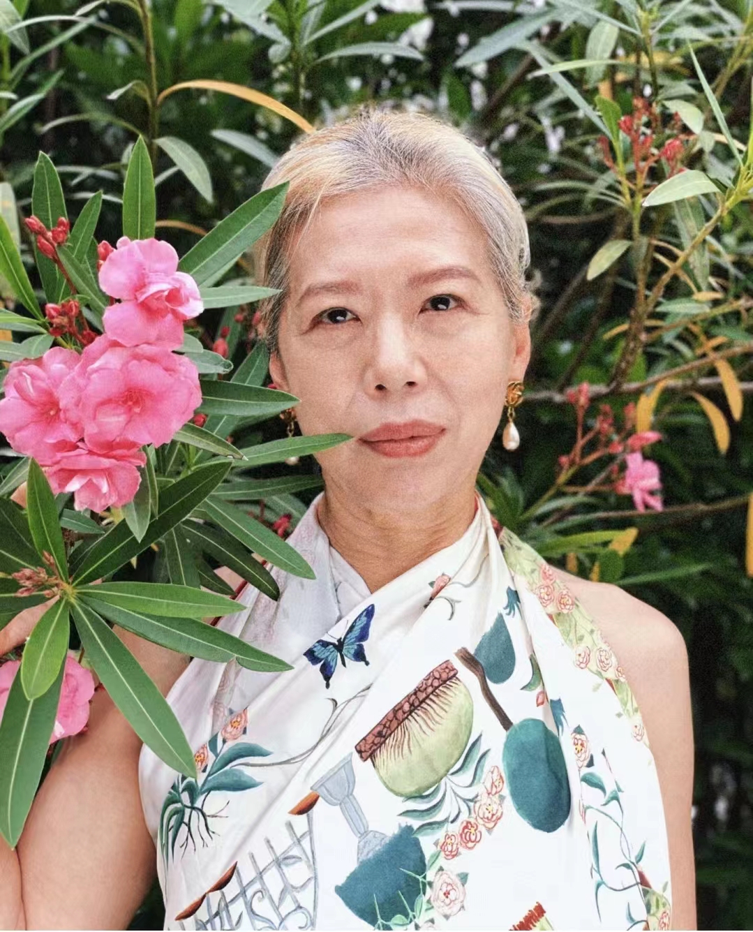 62岁奶奶不穿老人装,51岁不染发的奶奶