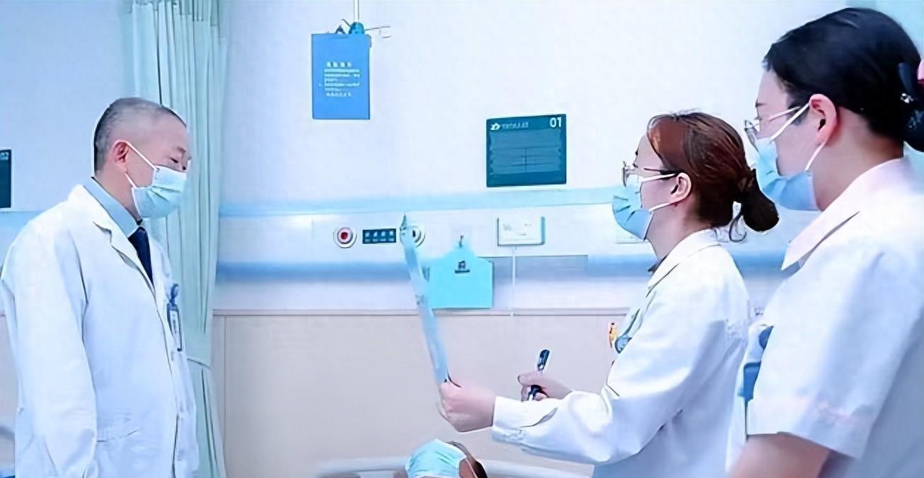 血腥惊悚！男子胸腔中自拔1米长钢筋，医生惊呆！