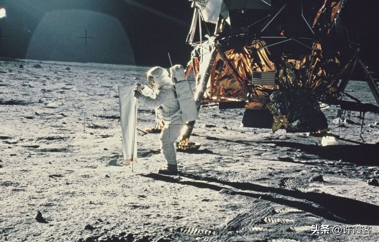 九死一生的阿波罗登月计划，实验中死亡三人，阿姆斯特朗差点牺牲