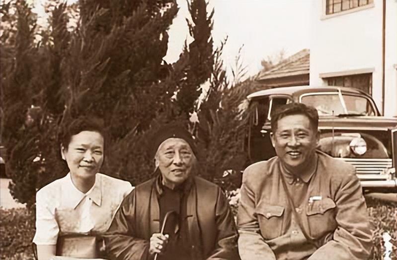 1981年，*承志廖**伸手向*小平邓**要烟，*小平邓**调侃：经常偷我香烟