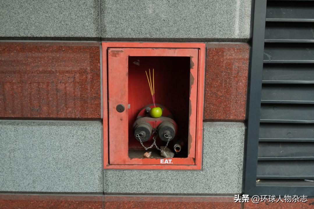 留学生在英国捡垃圾,学生在泰晤士河边捡垃圾