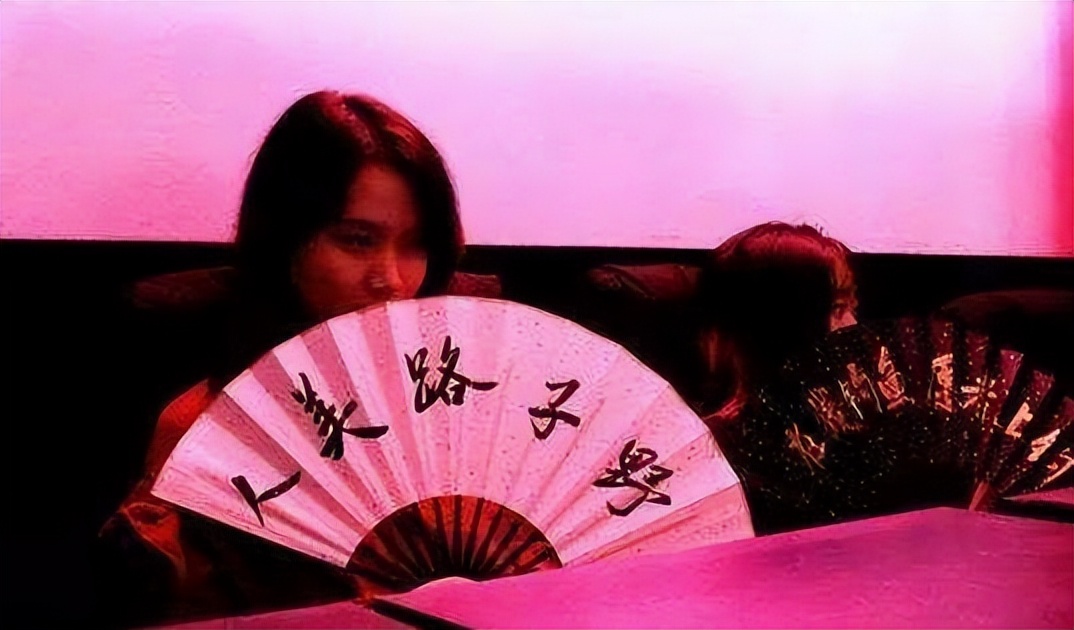 年轻人对密室乐此不疲，为完成“擦边球”任务，竟不断试探底线？