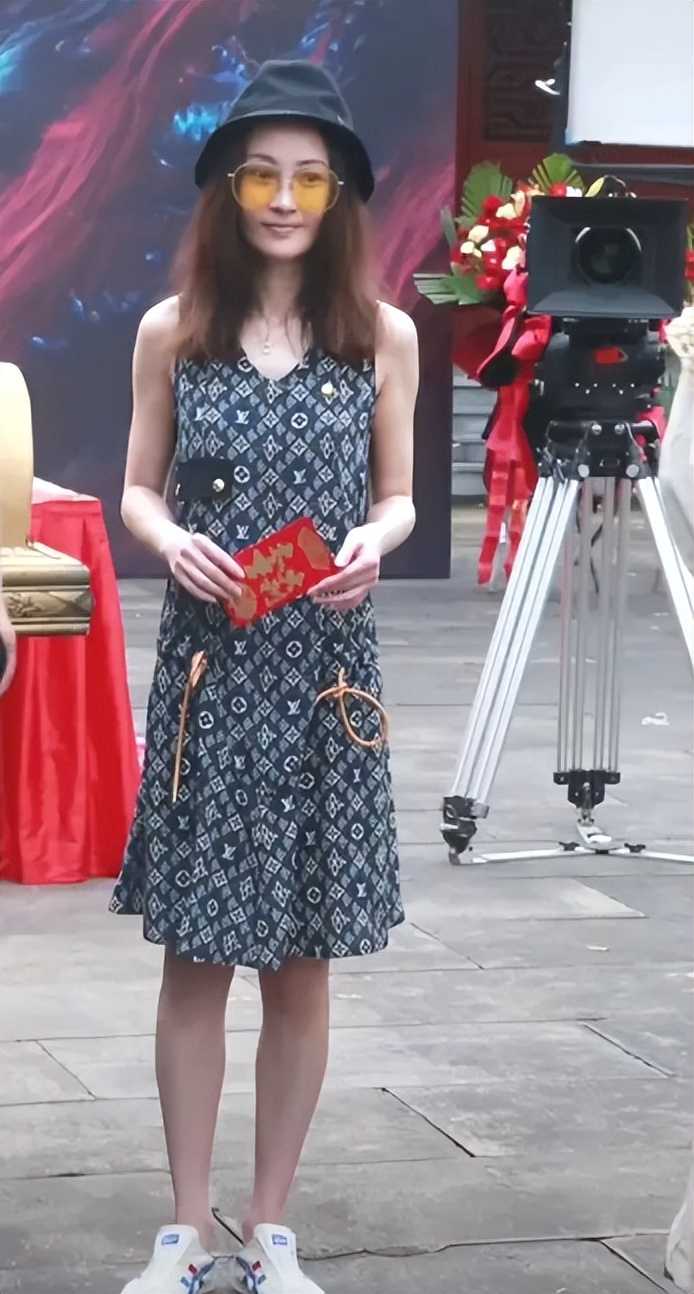 脖子青筋暴起、胸部瘦成排骨，这8位女明星的审美太畸形了