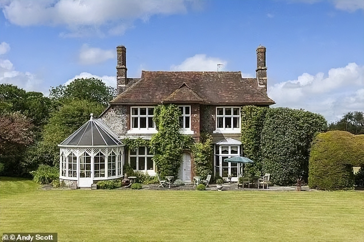 卡米拉王后年轻的时候,卡米拉到底被谁给伤害了