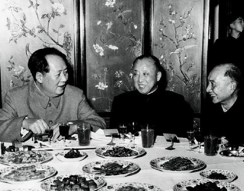 毛主席：驴先迈左脚还是右脚？卫立煌不解，听完主席解释恍然大悟