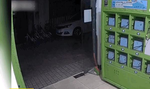 电动车自燃爆炸秒变空壳,电动车突然爆炸自燃路人迅速逃离