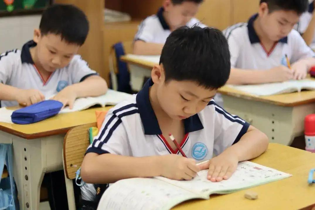 一小学里男孩上台示范“卫生巾”的用法，丝毫不尴尬，有必要吗？