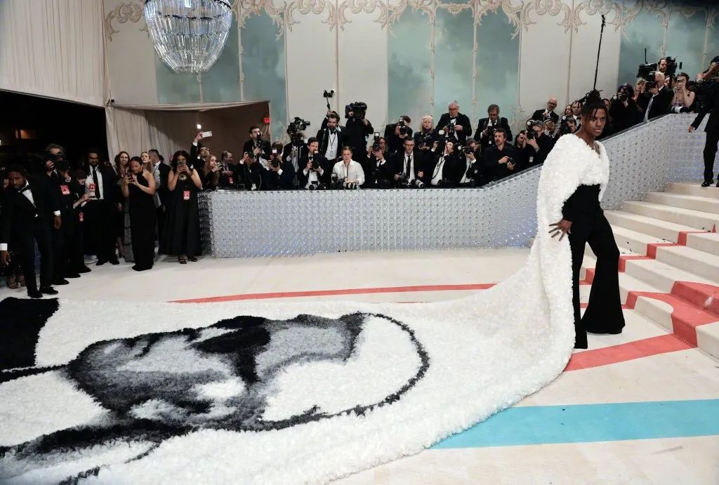 拖把头、海底生化人穿搭，美国这最受瞩目的一夜，如“群魔乱舞”