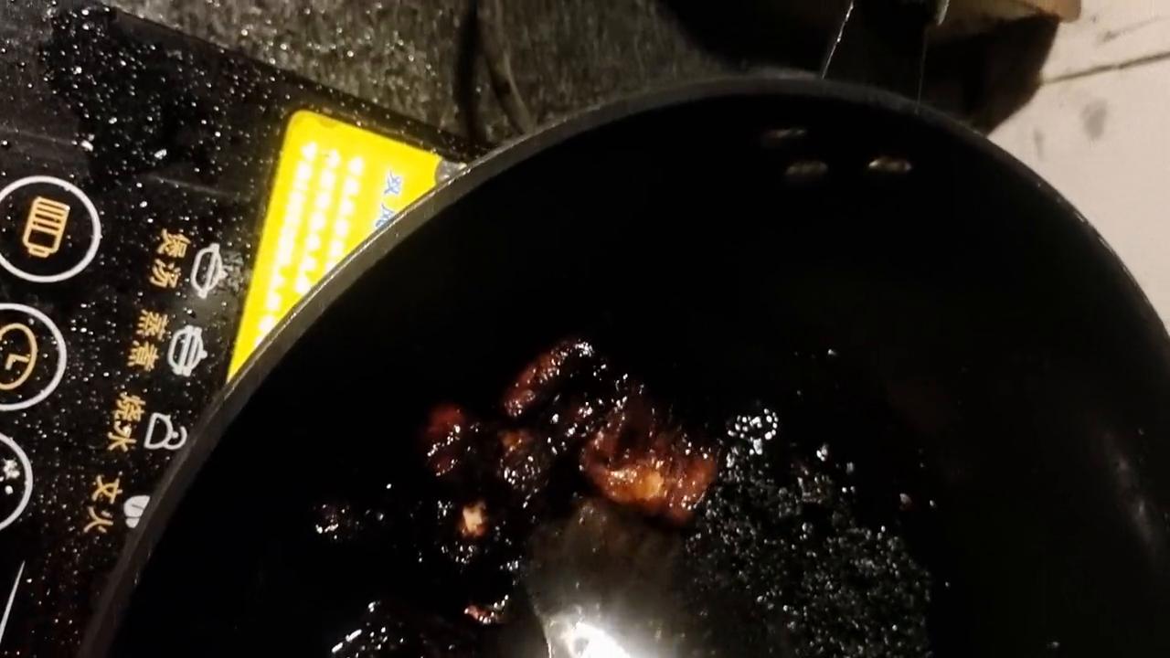 我烧红烧肉吃起来每次都苦为什么,第一次烧红烧肉烧糊了