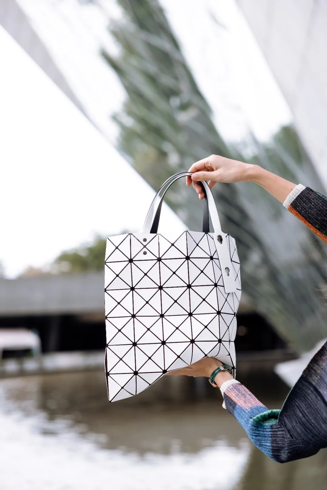 广州第①家「三宅一生」揭幕，这些超火单品拉满秋冬氛围感