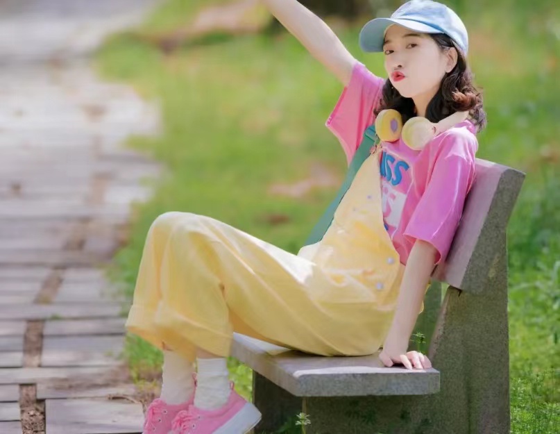 浅黄色裤子搭配什么色上衣好看,黄色裤子搭配什么颜色上衣高级感