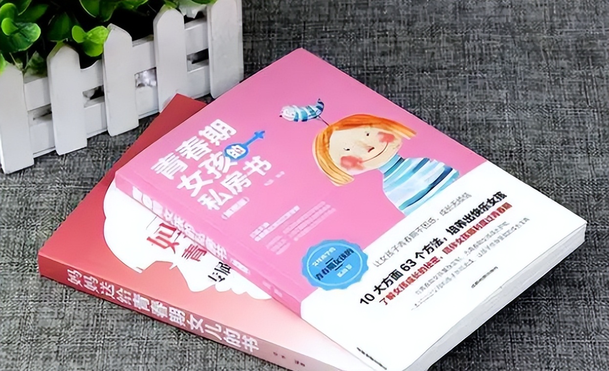 14岁女儿躲房间偷偷看“小视频”,被妈妈抓到,妈妈的反应绝了