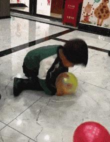 妹子的皮裤穿的真紧，有人知道妹子皮裤上的包怎么回事么，哈哈