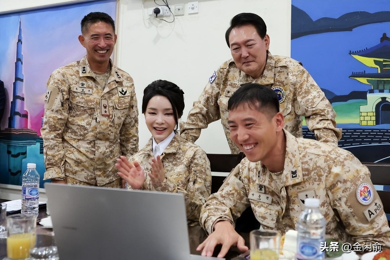 韩第一夫人穿军装被批抢总统风头,韩第一夫人穿军装被批