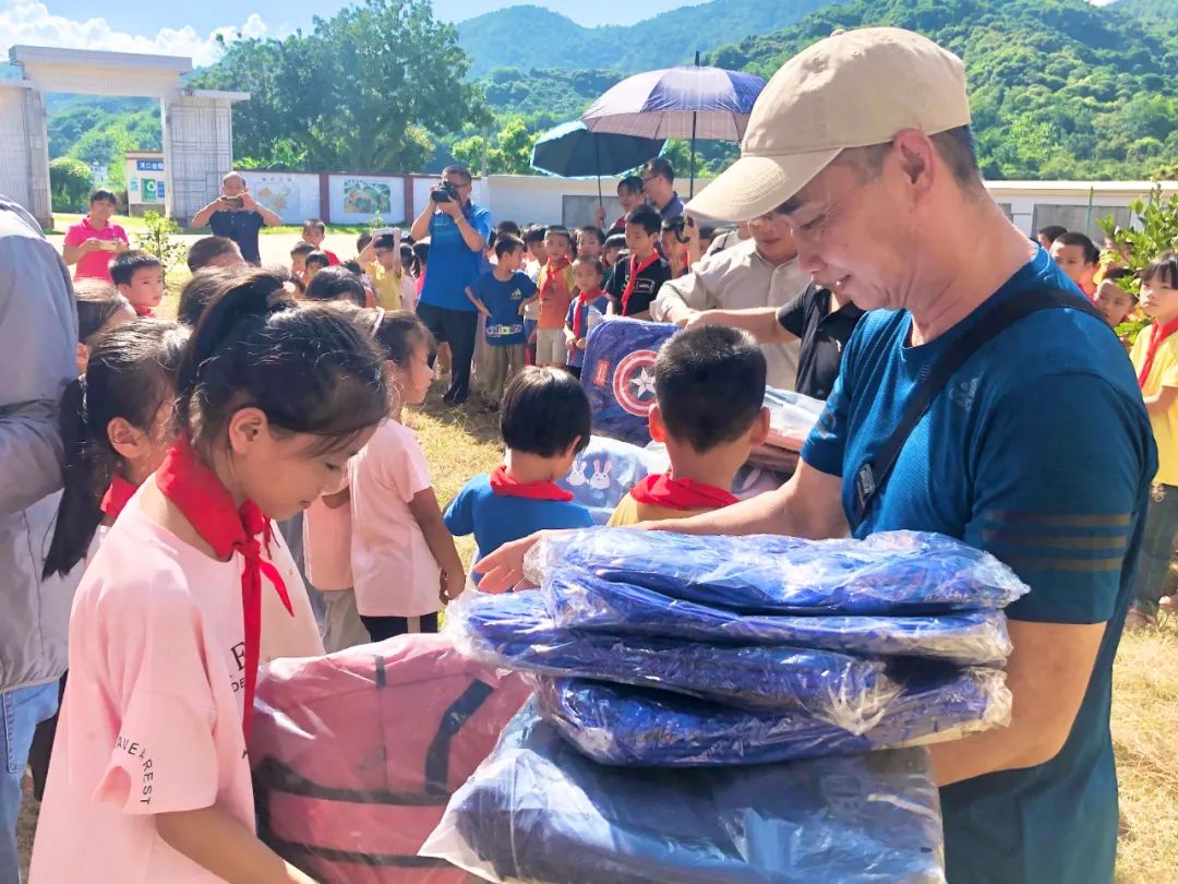 深圳红马甲公益,深圳红马甲正能量