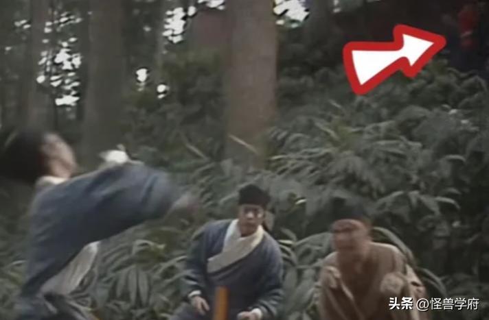 输血管跟电线杆都还能忍，但那个玩手机的，真拿观众当傻子不成？