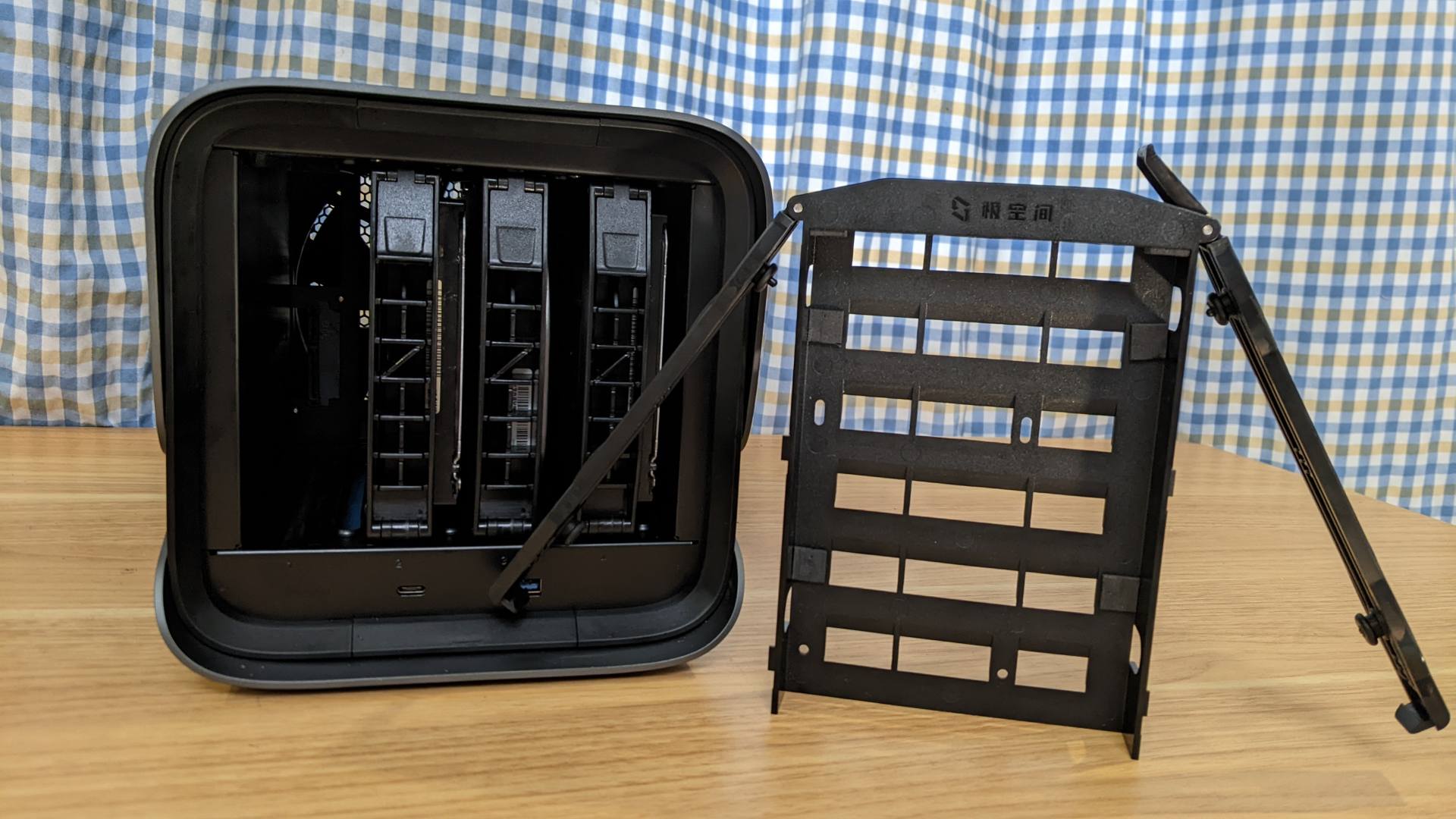 极空间z4对比绿联4600nas,极空间z4对比绿联nas