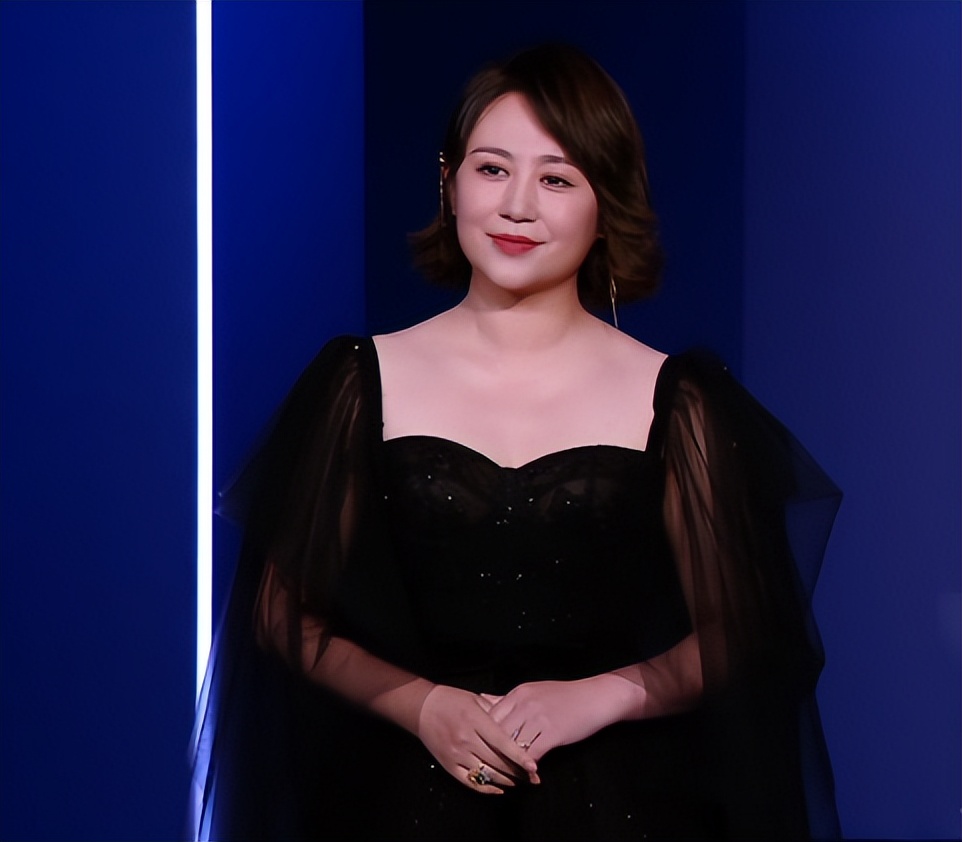 上海这一夜，内娱来了一大半，吴京谢霆锋拿大奖，冯小刚忙着交际