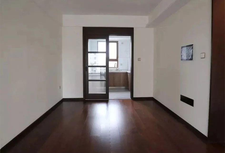 白墙有黑霉点怎么去除,白墙打洞上的污渍怎么去除