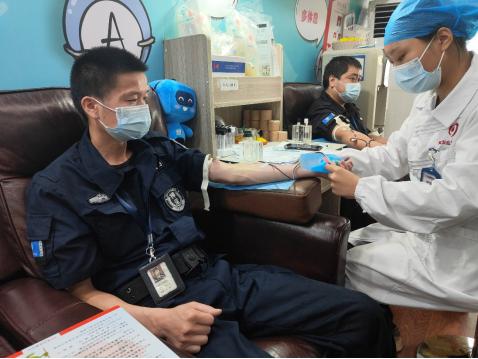 “城市走镖人”也是热血奉献者！武汉押运人挽臂献血11500毫升