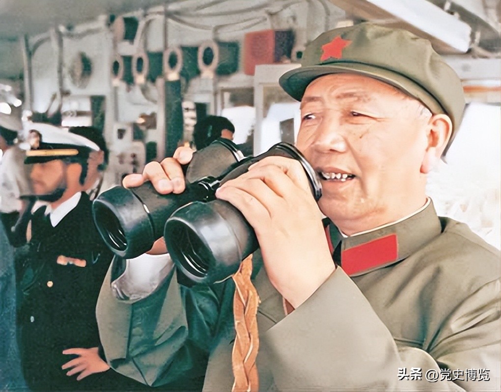 迎接出访的舰艇编队归来,*华清刘**军事生涯中最后一次检阅:“海军必须建造和装备大型舰艇”