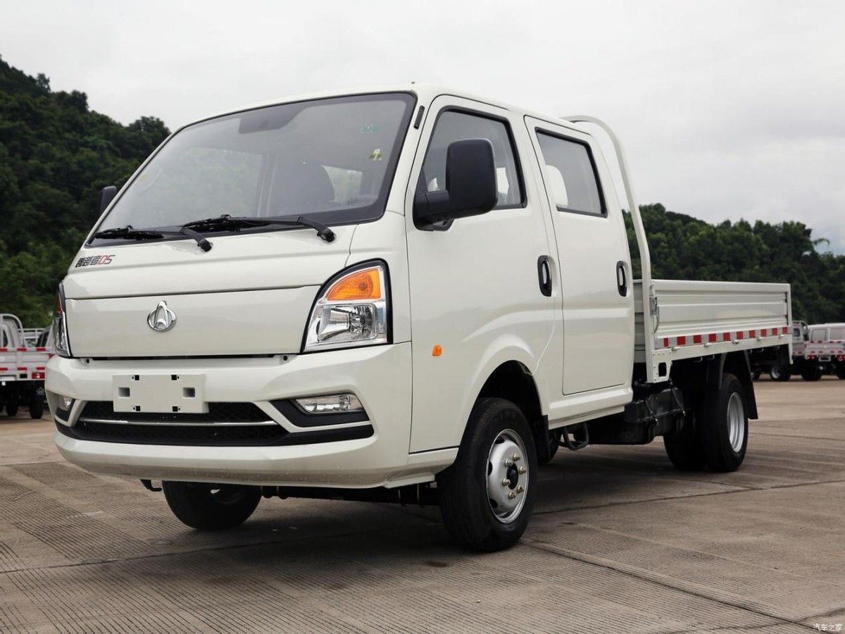 五菱龙卡对比长安跨越王d5,长安跨越者d5和五菱龙卡