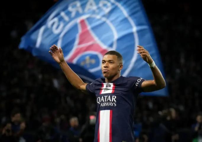 姆总罚点造神画面！无视队友倒地，抱紧足球怕被抢，内少摇头走开