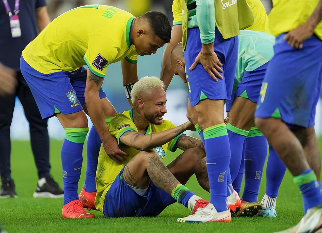 内马尔和梅西的纹身,梅西被内马尔拉去纹身