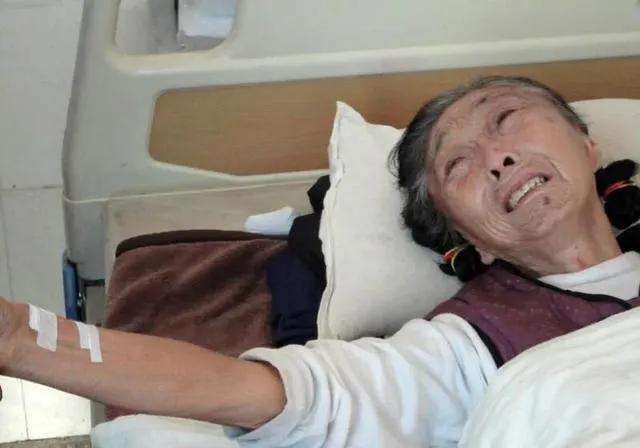 26岁小伙娶58岁阿姨18年后离婚,28岁小伙娶了42岁大姐